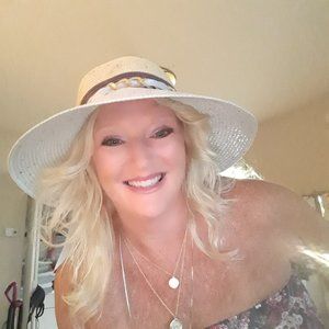 Meet your Posher, Daella